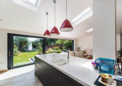 Wide span of aïr sliding doors across the rear of a domestic extension