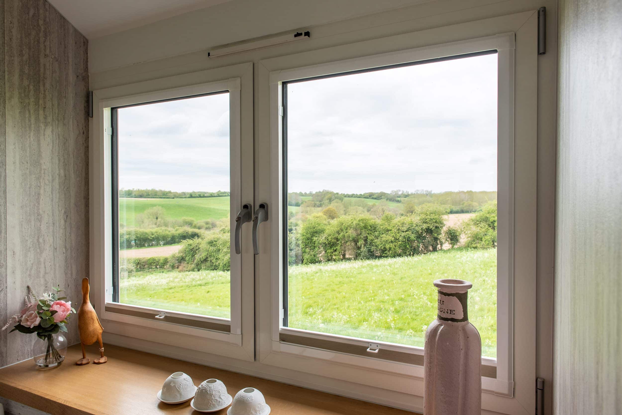 Smarts aluminium picture window with uninterrupted single pane view